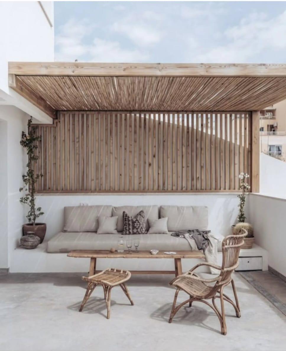 Terraza con pérgola de cañizo, celosía de madera y banco de obra